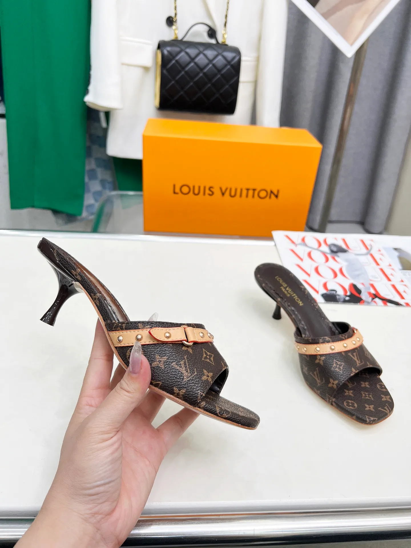 👟👟Ex-factory price 440👟👟 LV new denim kitten heel slippers 2025 summer must-have for goddesses, original replica, super comfortable on the feet. Show off the queen's temperament, the heel height is 5.5CM, which shows your temperament without being tiring. Standard code: 35-42 (41 and 42 codes are customized, non-returnable and non-exchangeable)